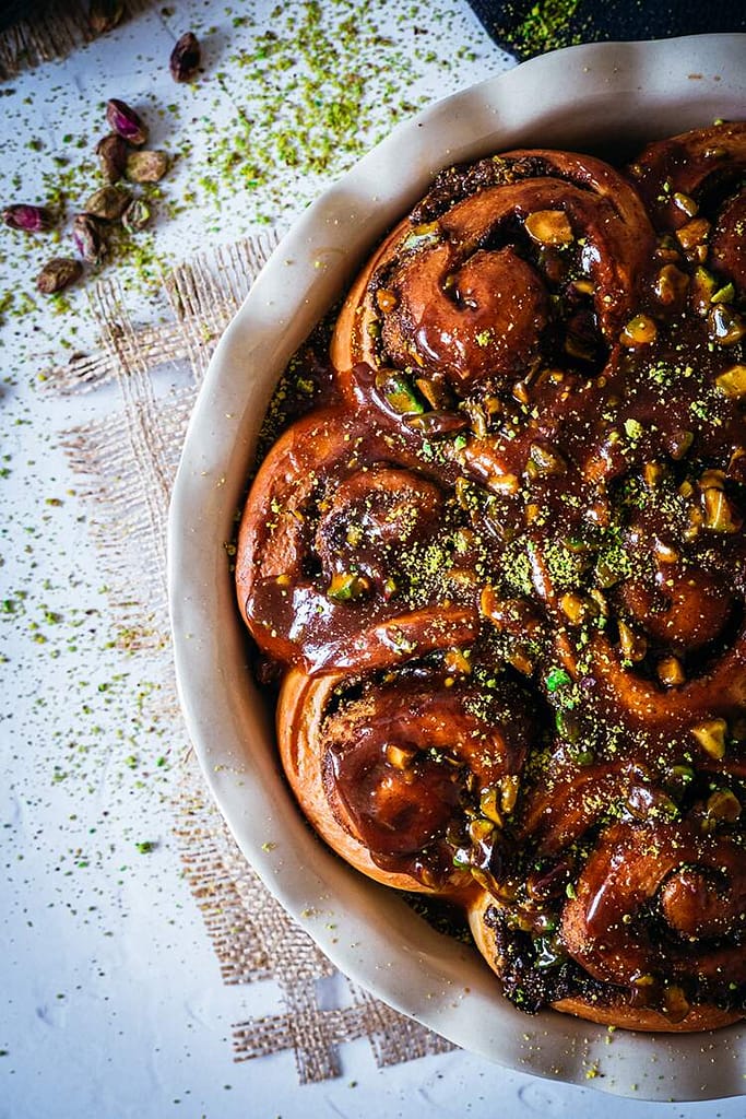 Read more about the article Cinnamon Rolls with Pistachio and Caramel Sauce