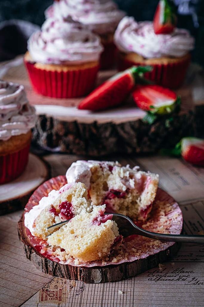 Read more about the article Strawberry Cupcakes with Strawberry Frosting