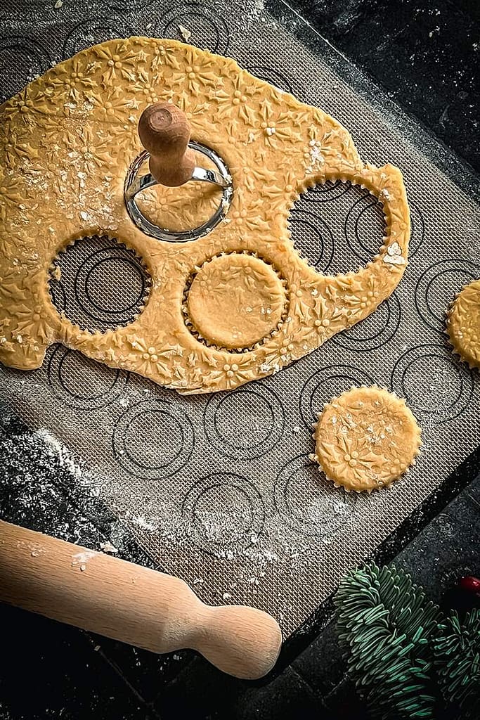 Read more about the article Linzer Cookies with Cranberry Jam