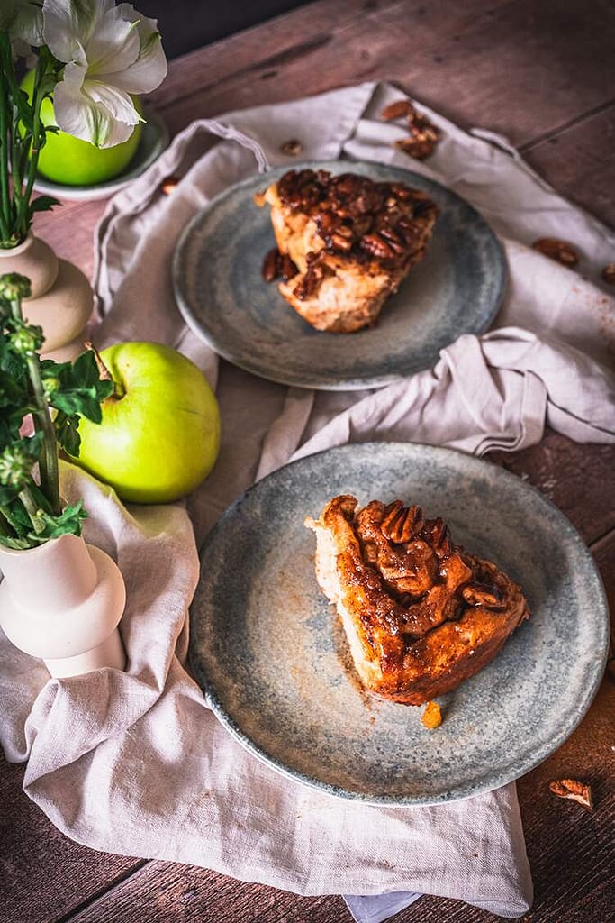 Read more about the article Sticky Apple Cinnamon Buns