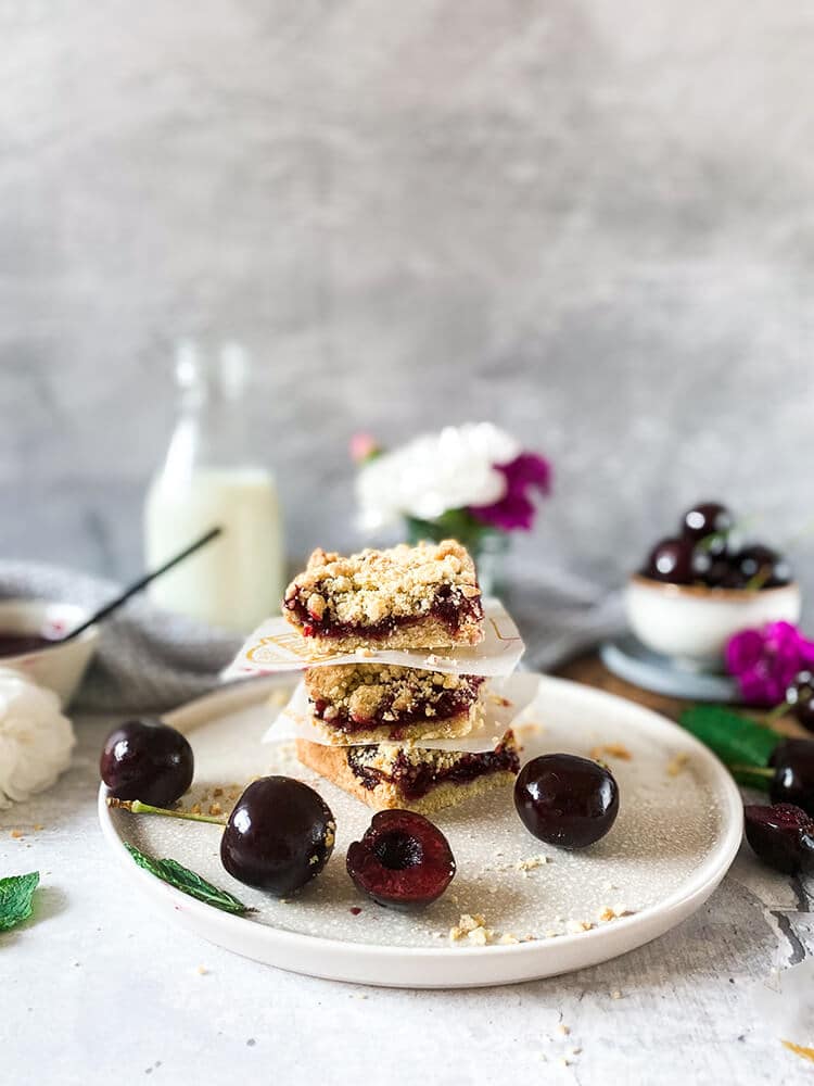 Read more about the article Crumble Pie Bars with Cherry Jam