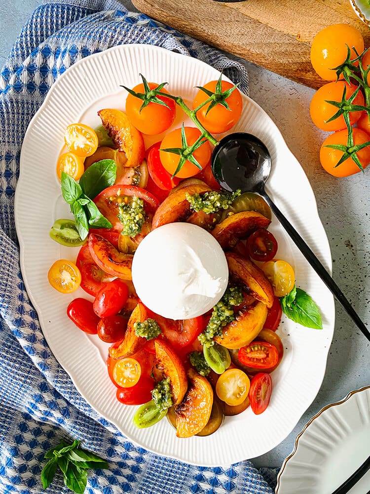 Read more about the article Tomato Salad with Burrata and Homemade Pesto