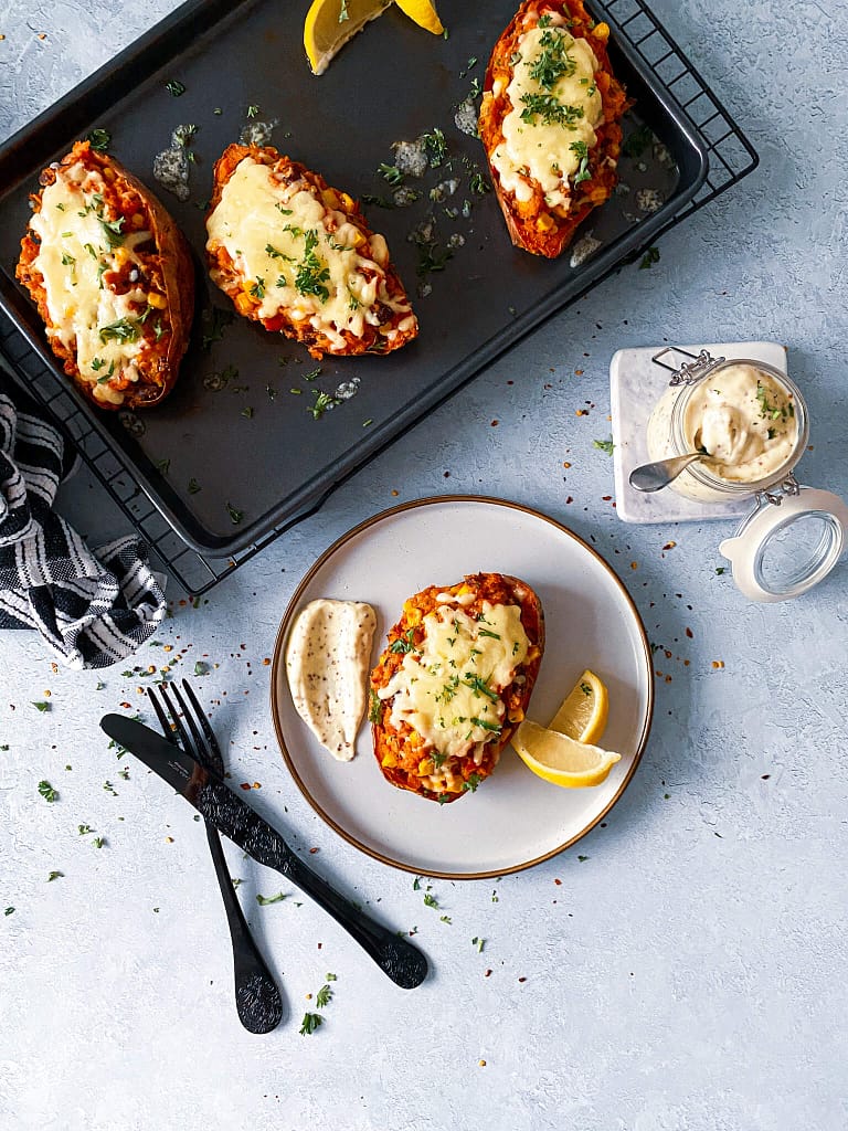 Read more about the article Baked Sweet Potatoes with Beans and Aioli Sauce