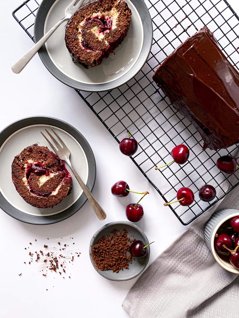 Read more about the article Šokoladinis pyragas su vyšnių džemu ir šokoladiniu glajumi